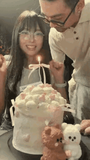 网友无语了:女孩过生日，男友给她买了一个蛋糕和礼物。女孩特别开心地对着蛋糕许愿然