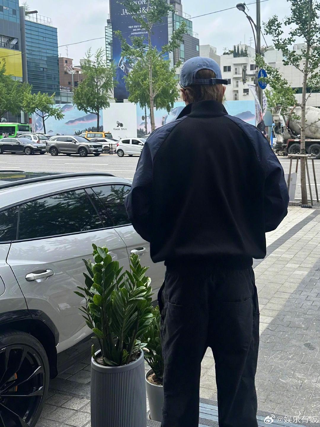 韩国吃饭偶遇徐明浩网友担心徐明浩夏天穿太多 网友在韩国吃饭偶遇了，形容“本人真的