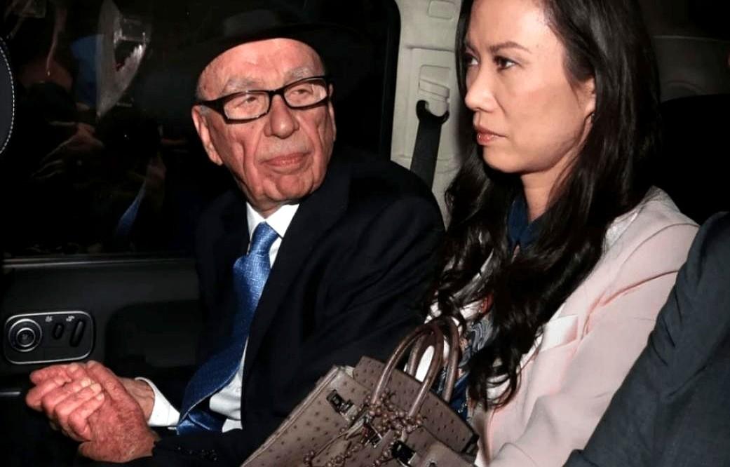 谁能想到，昔日那个被我们以为在默多克面前低眉顺眼的邓文迪，居然是在公开场合都敢“