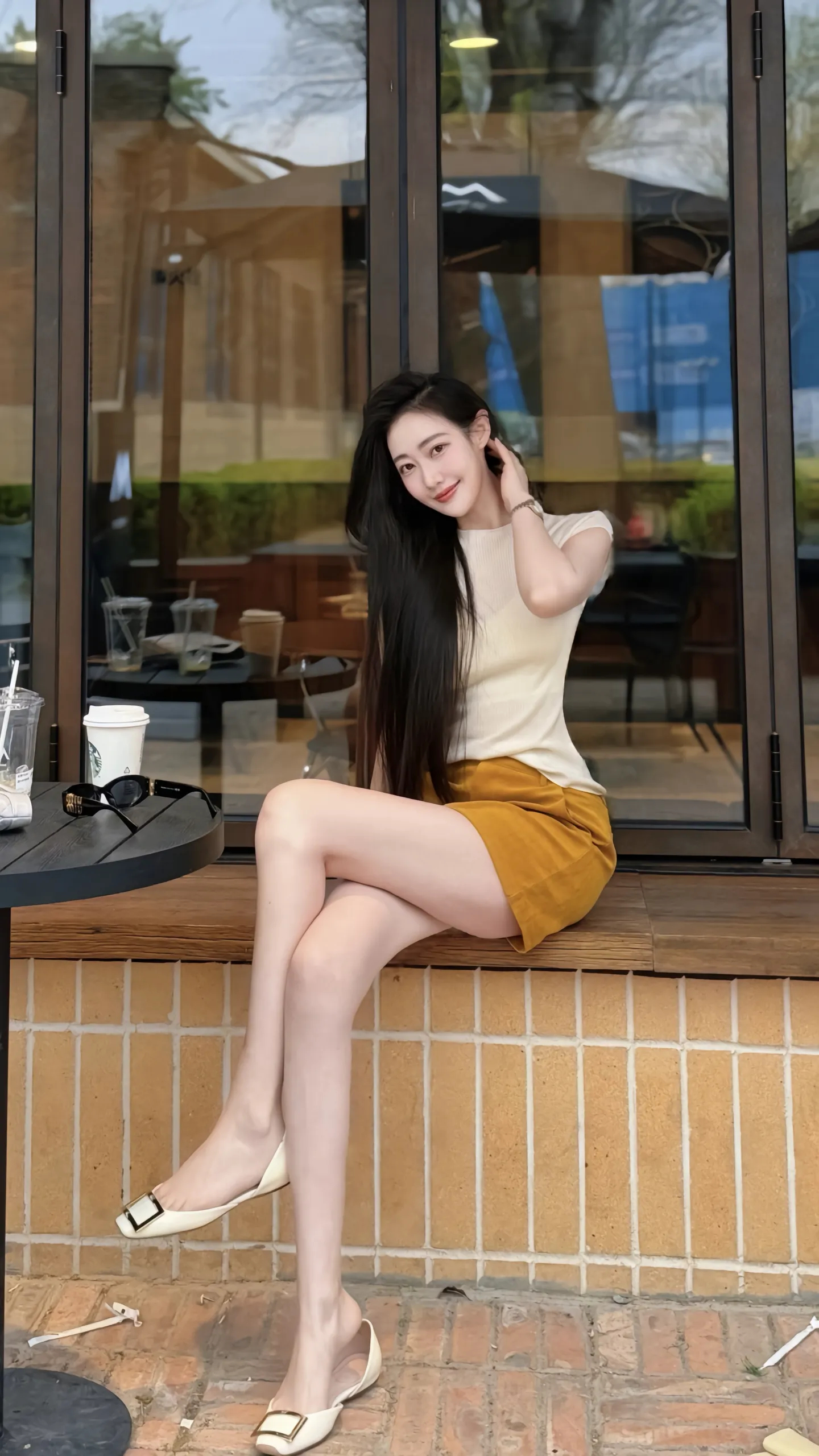 窗外人来人往，而我的目光，只想落在你身上。 