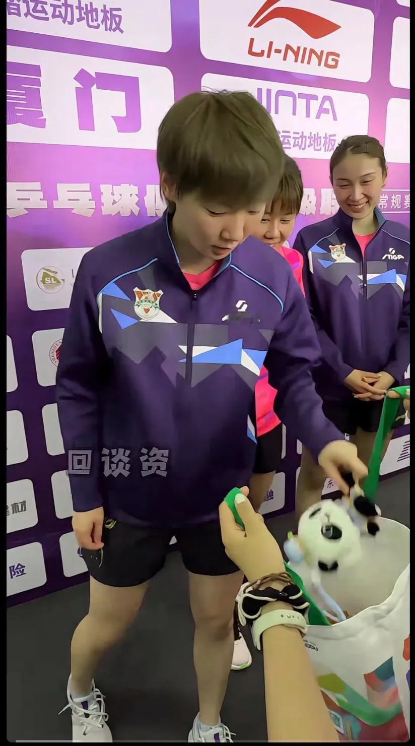 乒乓球小将与可爱吉祥物互动，萌趣瞬间定格！🏓🐼