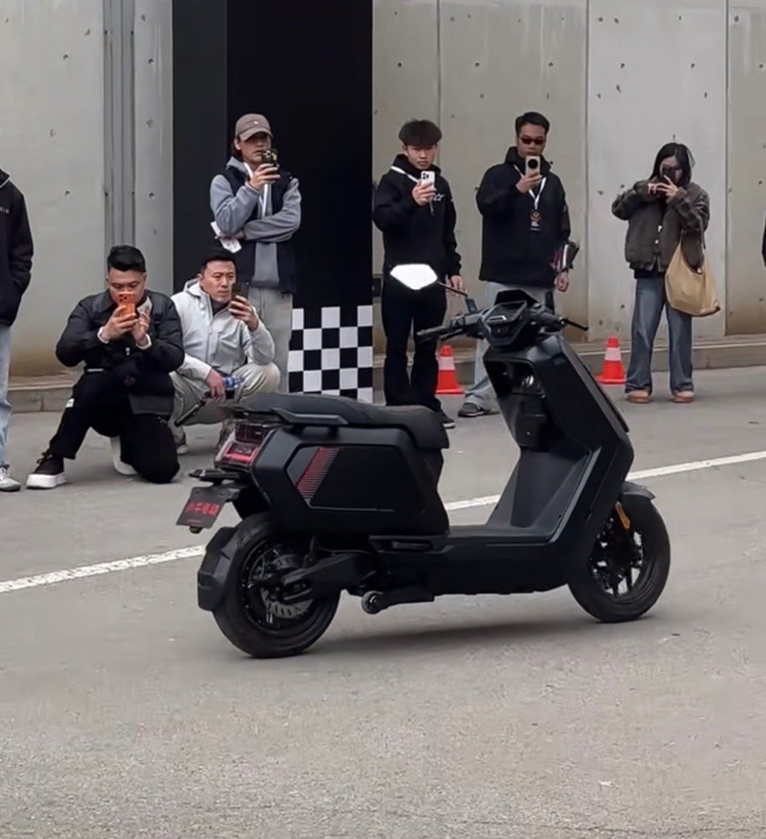 电动车要涨价涨幅200到300元上次看到两轮电动车现在都有智能辅助驾驶了，人不用