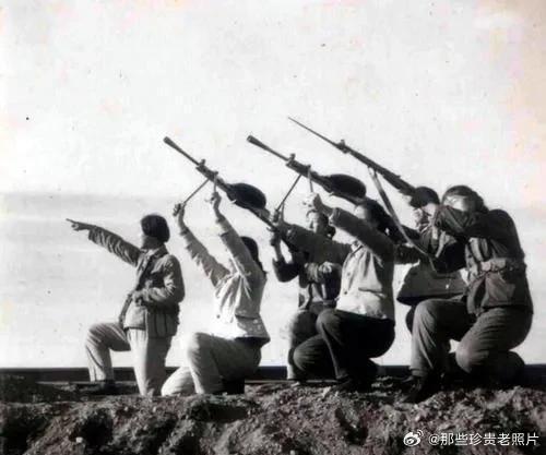 五六十年代，6名女民兵正在练习打飞机。一个人双手高举机枪支架，一个人负责瞄准射击