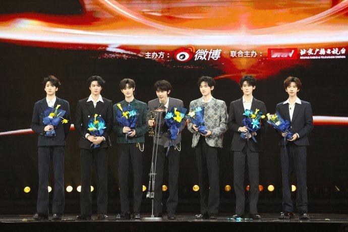 时代少年团微博之夜花絮照 ，卧室一隅畅想美梦，满分帅气的小炸们，期待和你们的下次