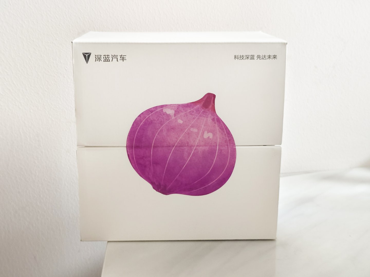 收到深蓝汽车品牌之夜的邀请函了，里面装的是一颗洋葱！深蓝汽车的邀请函竟是一颗洋葱