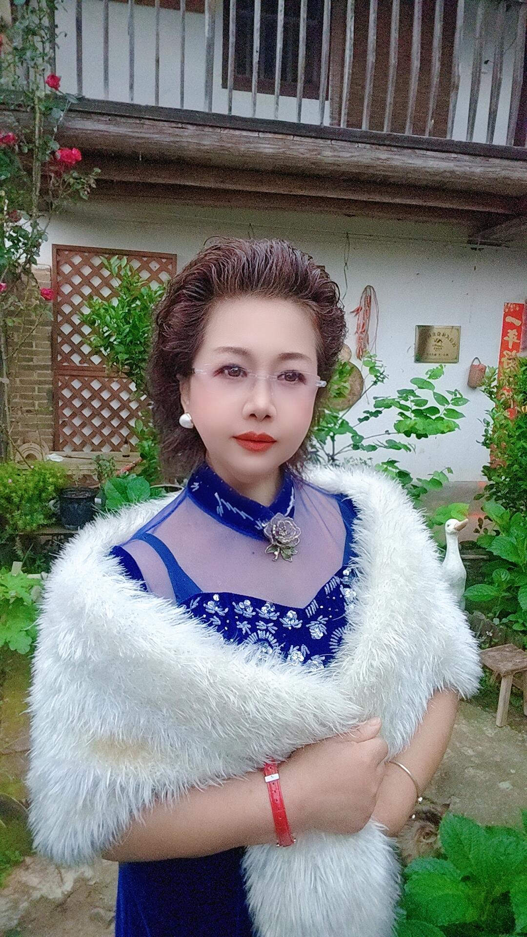 前半生奔赴山海，后半生守着一方小院，与温柔撞个满怀。人生一路坎坷一路风尘，愿余生