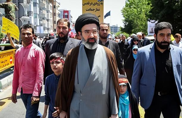 伊朗新领袖穆杰塔巴被传毁容重伤，官方终于忍不了直接打脸了。
 
最近中东的瓜真是