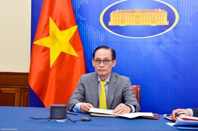 难掩疲态。越南外长黎怀忠戴起了年轻人的黑框眼镜，但他的黑眼圈还是清晰可见。这次黎