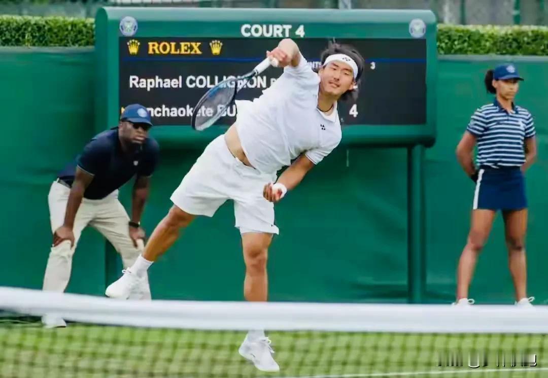 布云朝克特没能继续前进，止步温网男单资格赛第二轮！前天的首轮比赛，他以6-7/7