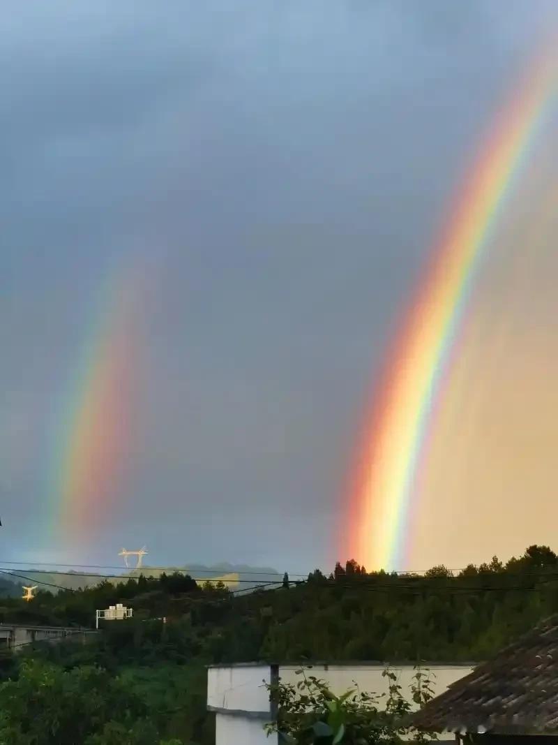 #上联：秋风初起送爽气，诚邀下联#：夏雨乍停迎彩虹