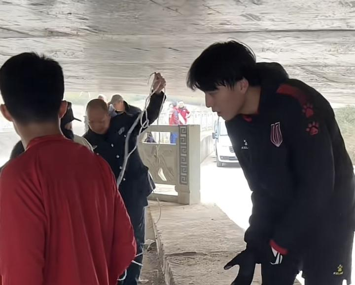 【[good]  成都球员训练途中救助落水群众 ：用弹力带把人拉上岸，跟进球一样