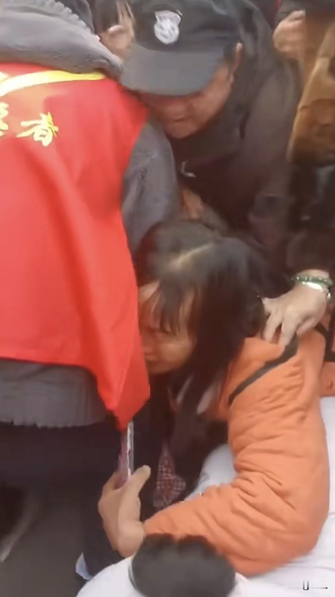 前天在重庆蔡家岗街道，一个刨猪汤活动差点出事。现场人挤人，一位老人没站稳摔了，后