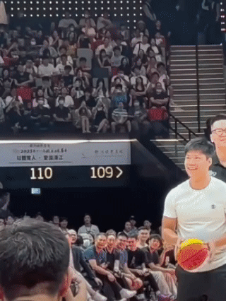 广东俩活宝！[笑哭]苏炳添三不沾，易建联乐开花，这真不是硬不硬点的问题？术业有专