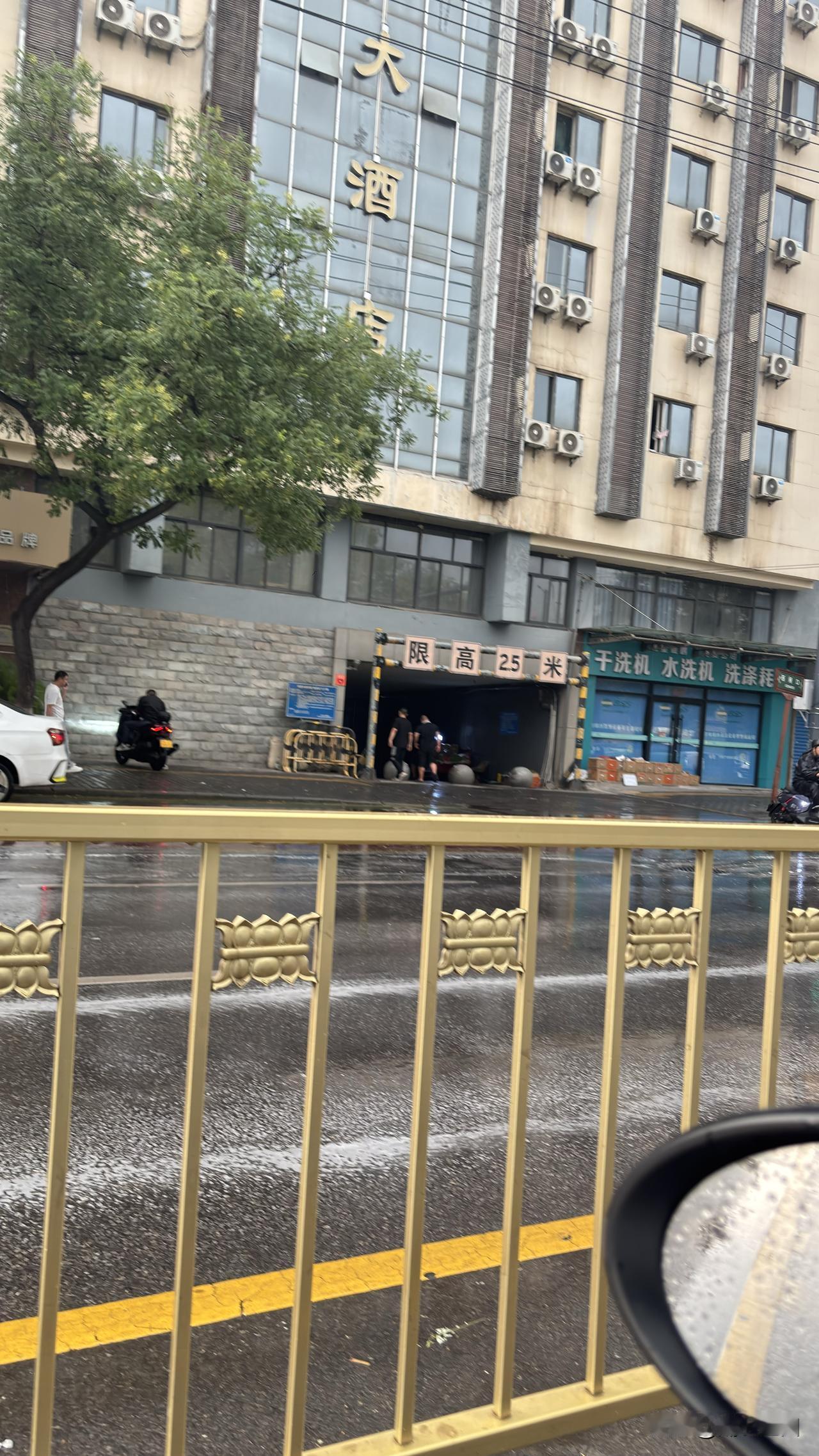 西安西闸口，好多年没走过这里了，路上这里最早的是平交道口，地下通道是后来修的。这