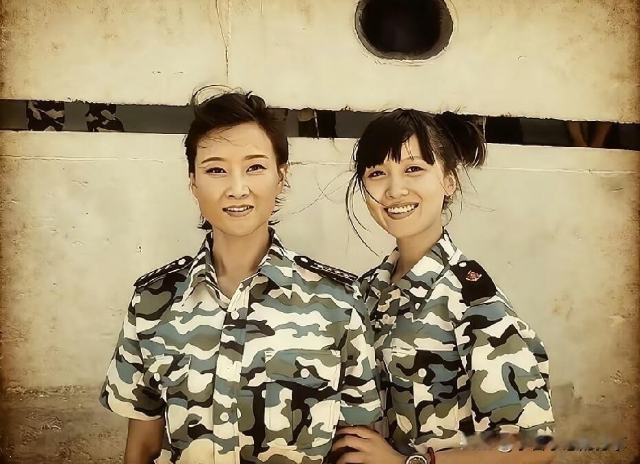 左边这位是著名的美女歌唱家宋祖英，她的代表作有《辣妹子》、《好日子》、《小背篓》