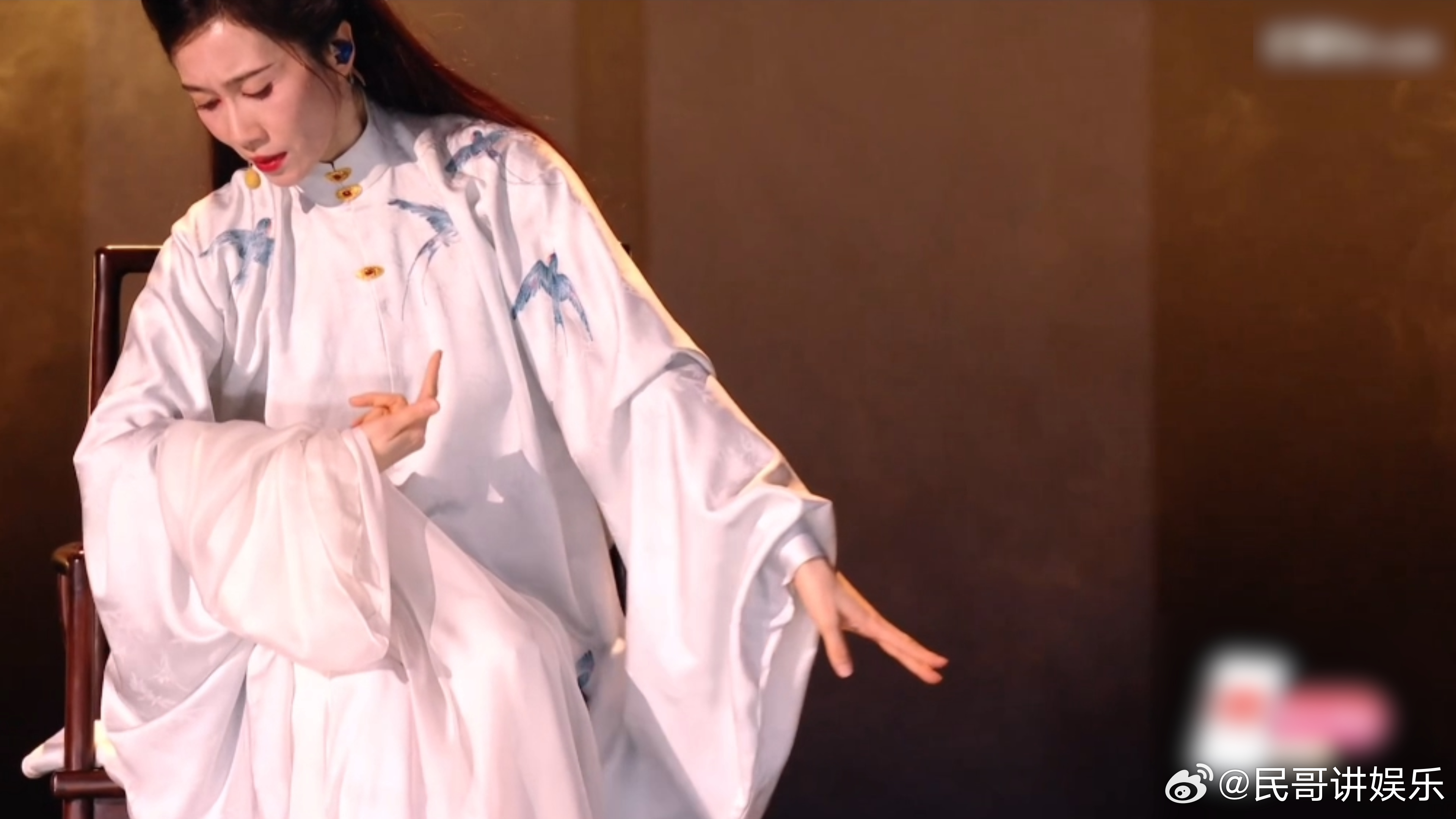 温峥嵘初舞台还原雁回时造型温峥嵘唱了谁的意难平初舞台一眼梦回经典时刻，雁回时造型