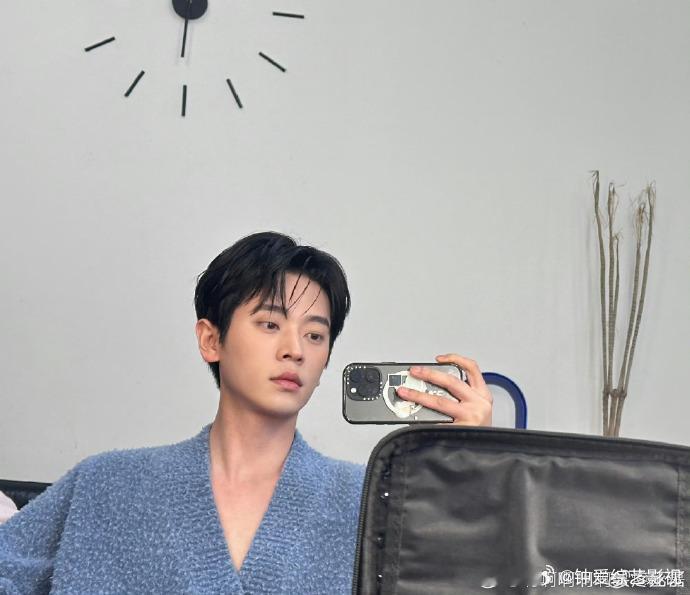 #丞磊不敢坐C位#  丞磊真是个懂事的i人宝宝，面对C位，他选择默默退到角落。这