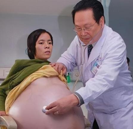 2007年，怀胎12个月的女子，在丈夫的陪同下，挺着巨肚，来到了广州医院检查，没