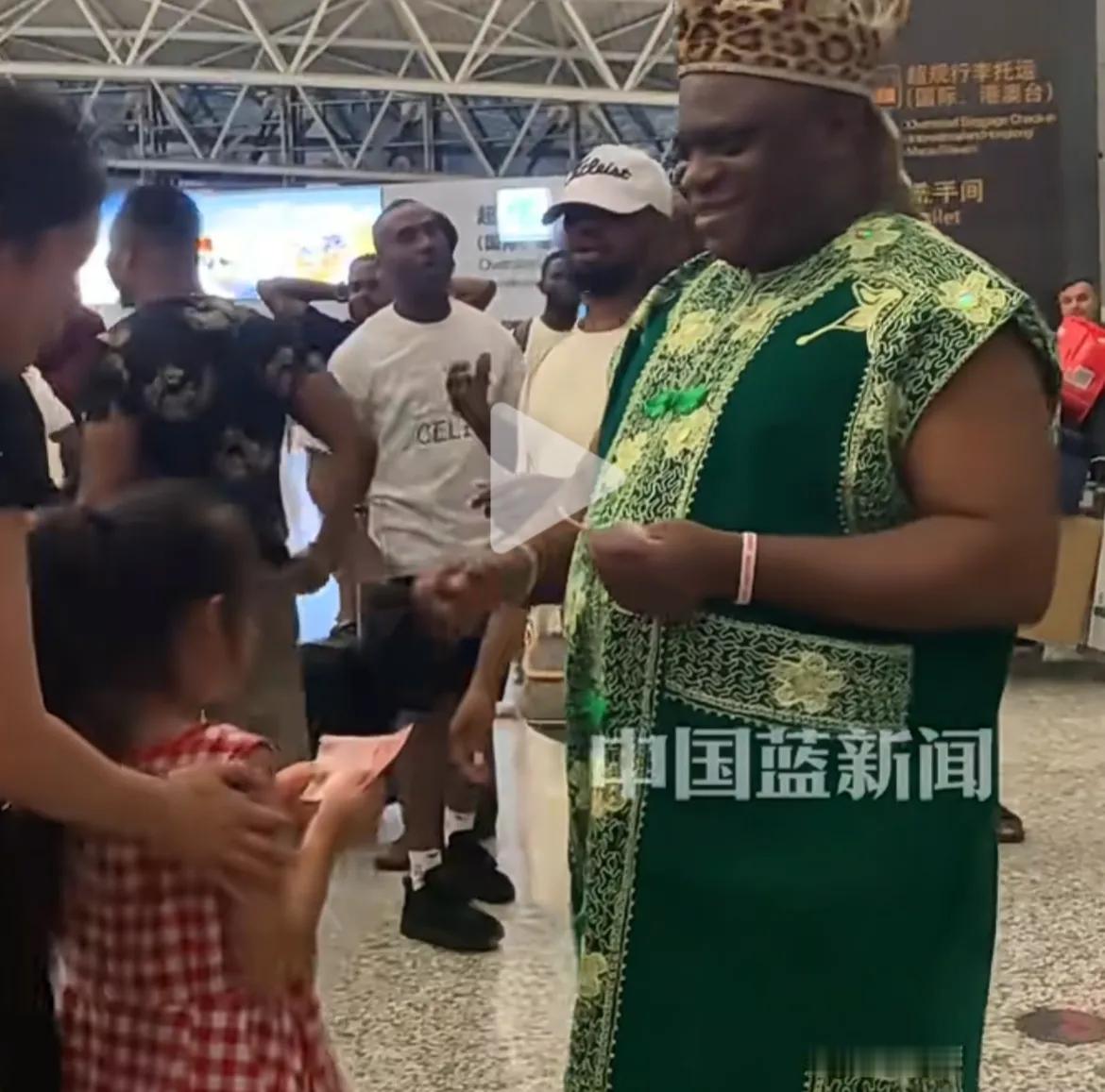 尼日利亚酋长一开心现身机场发现金红包，排队领钱人手一百，整个豪横！“这是我第一次