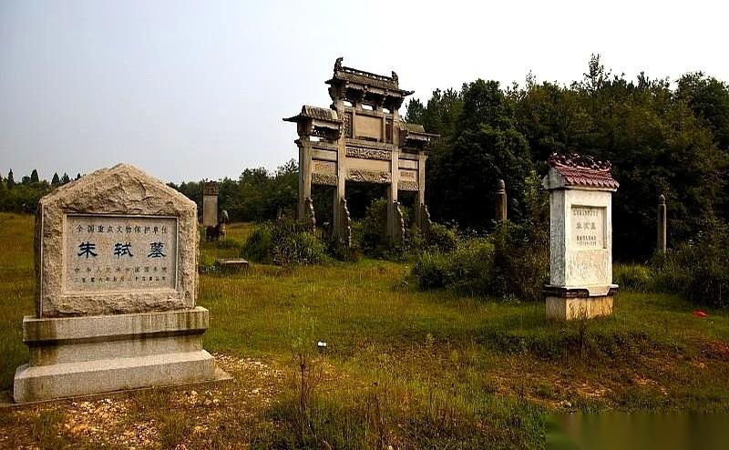关于汉末荆州牧刘表到底埋在哪，古书上其实留了一句非常精确的坐标：“襄阳城东门外二