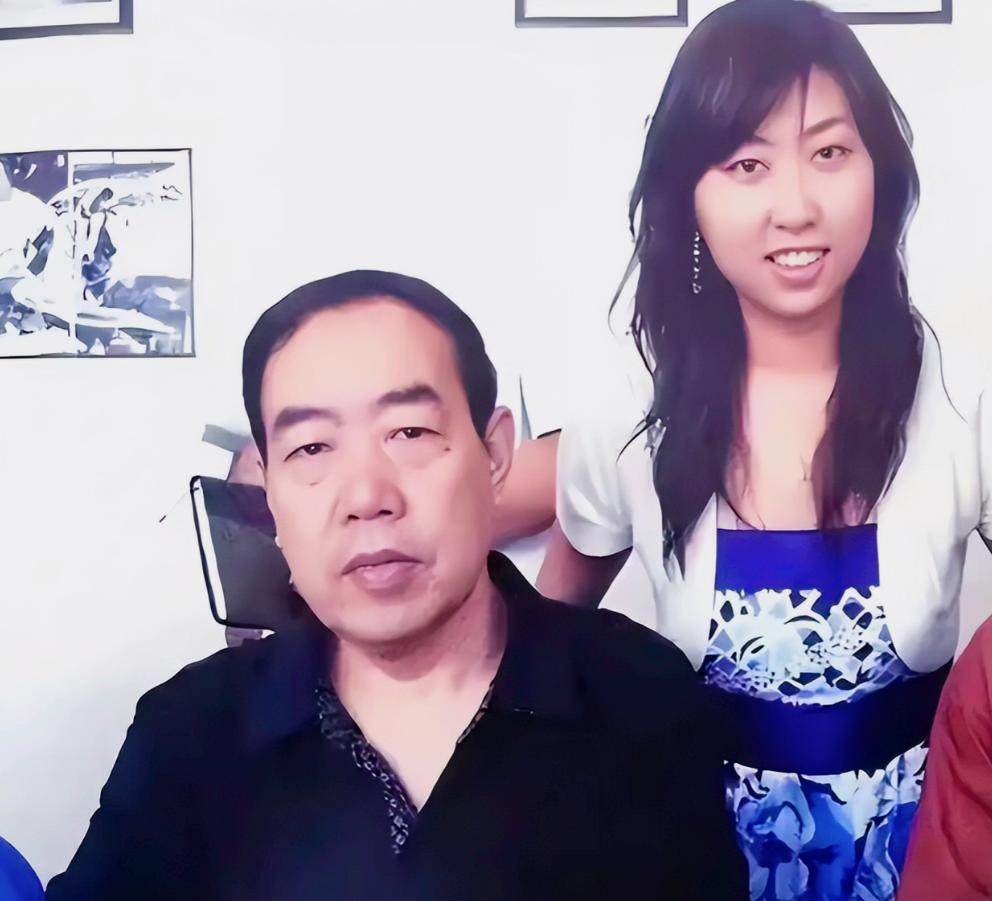 一所公立百年高校，硬生生被一家三口玩成了 “家族企业”！

父亲空降当院长，女儿