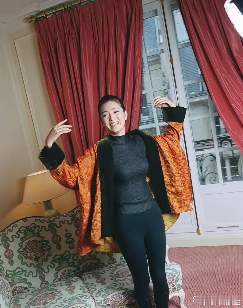 巩俐这身打底裤和长靴的搭配，真是时光的见证啊！ 