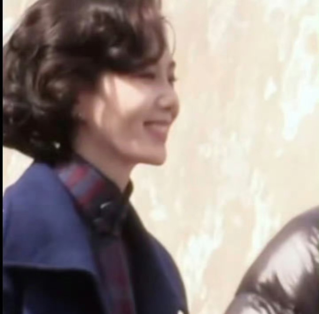 刘诗诗《千里江山图》开机路透，这卷发➕旗袍造型，一下子就有民国的那种味道了好美啊