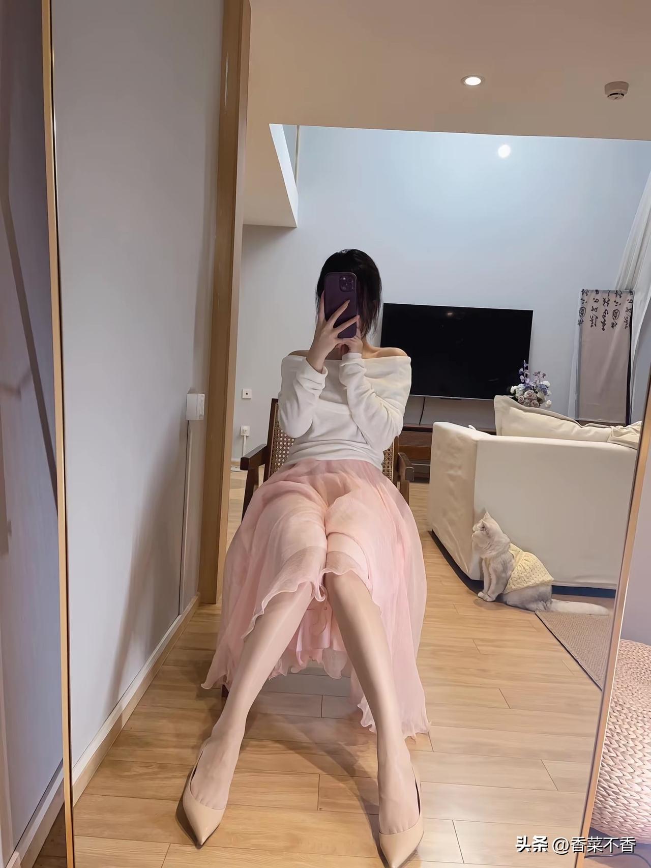 女性穿着性感有错吗社会应尊重女性着装自由，不应过度评判。