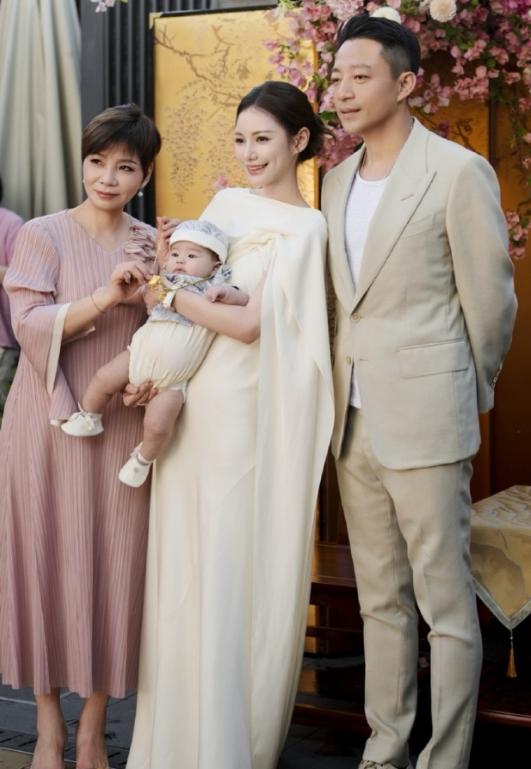 突然发现汪小菲是个有福气的人，婚姻和事业受挫以后，都有母亲的托举。

张兰内涵前