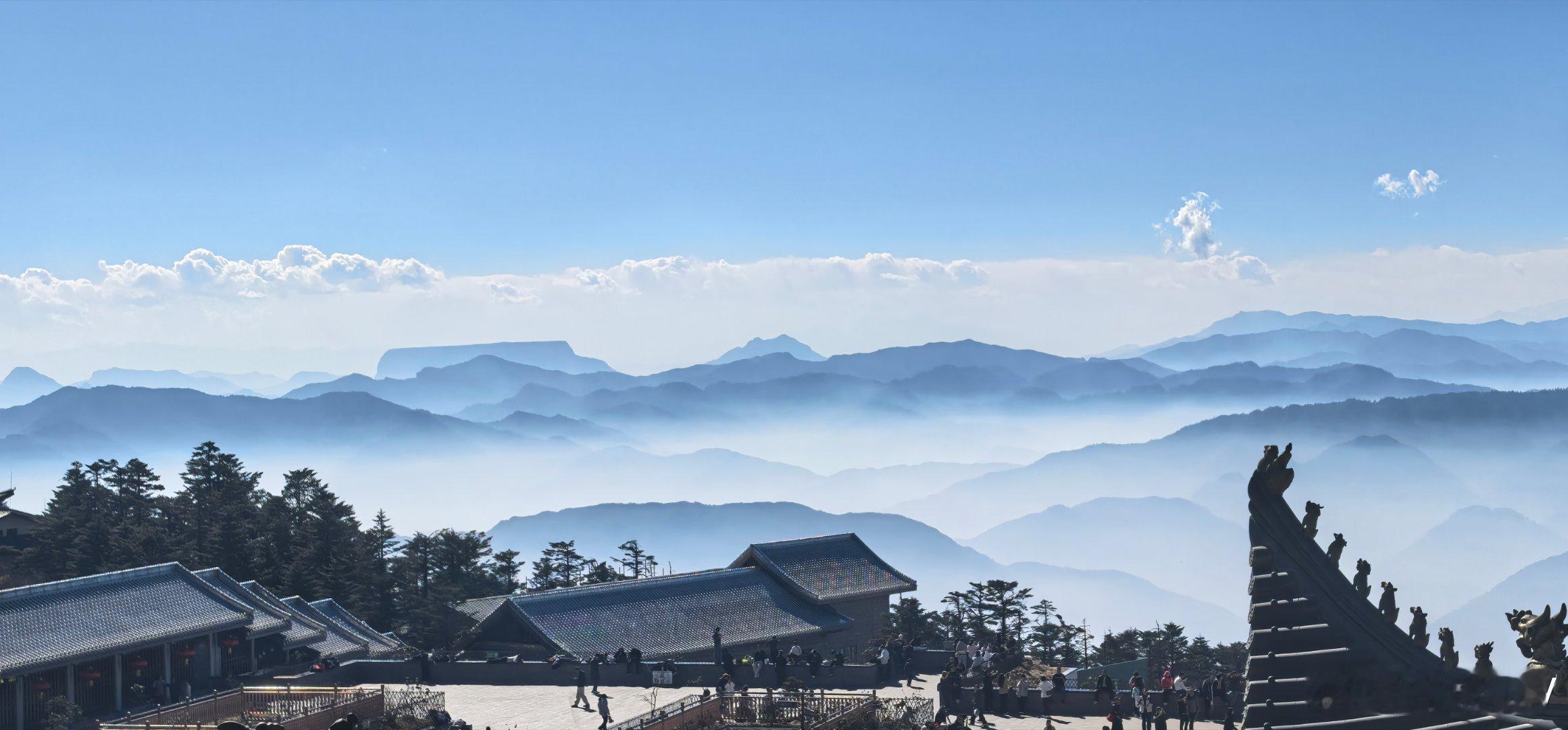 精装朋友圈的苦漂亮吧，峨眉山金顶拍的，昨天上山，今天下山腿已经不是自己的腿了，饥