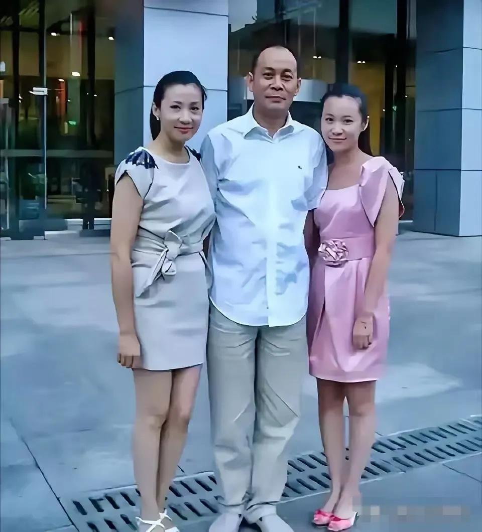 著名演员张光北和老婆女儿在一起的情景
