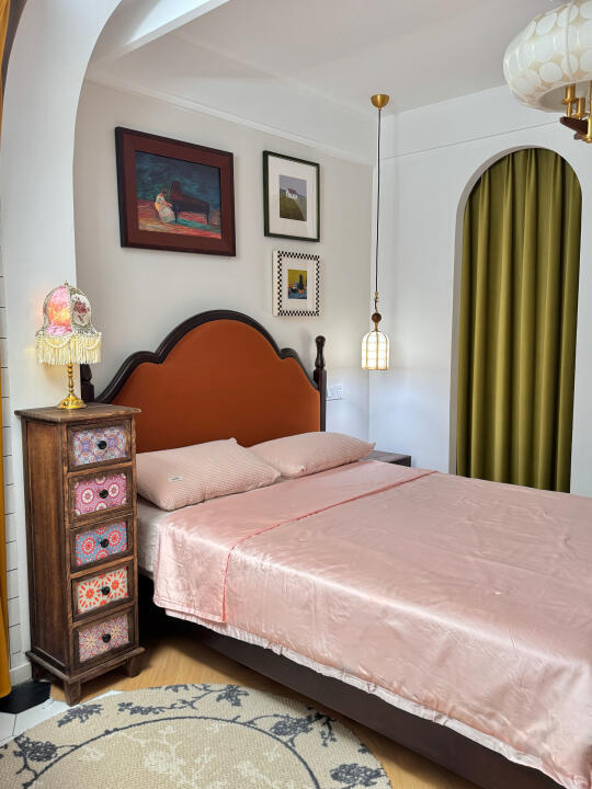 空调打开了，床铺好了……