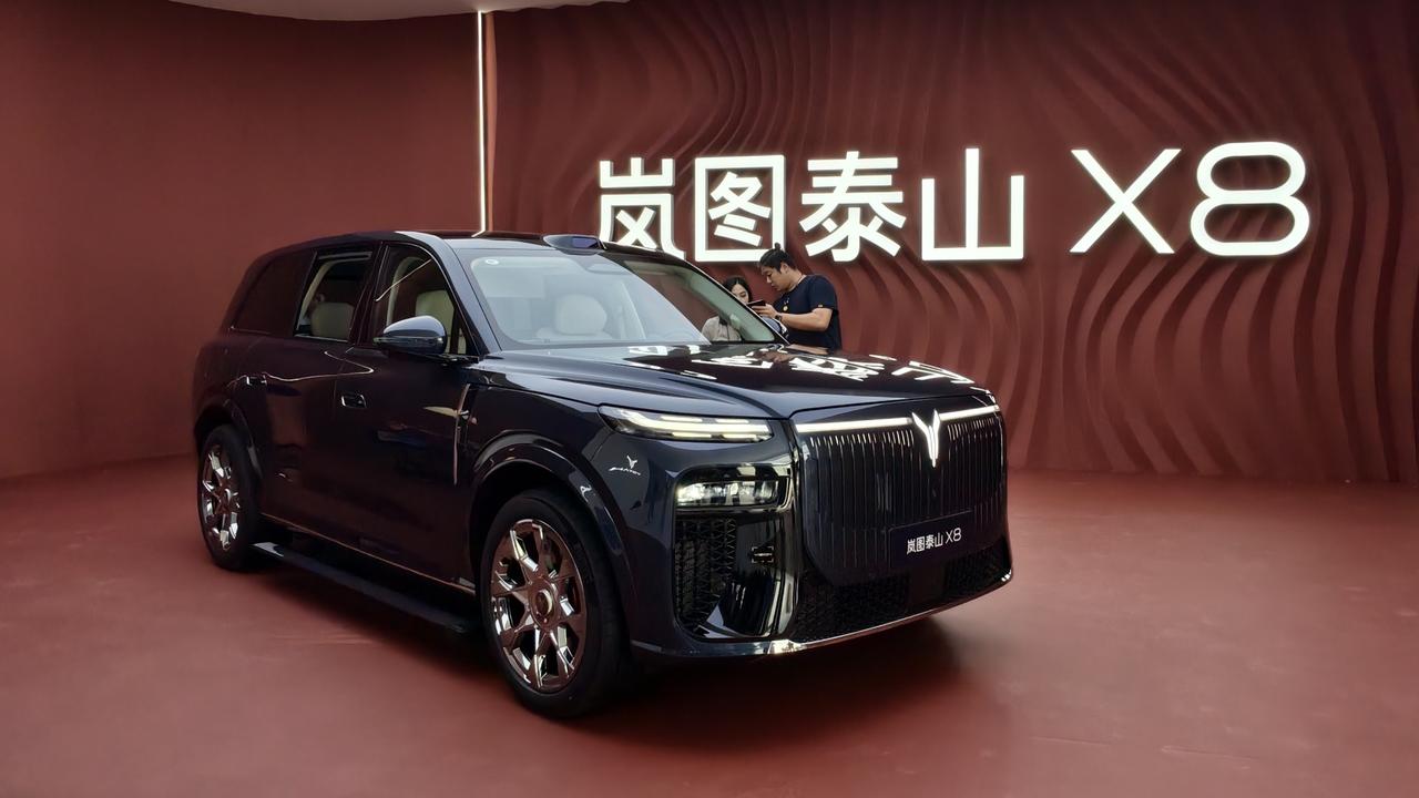 岚图泰山 X8 预售 30.29-38.99 万元

车长 5200 mm + 