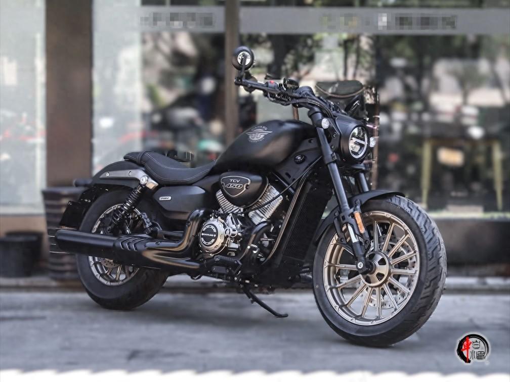 大阳摩托推出首款复古巡航车型TCV450，售价19980元。新车搭载438cc水