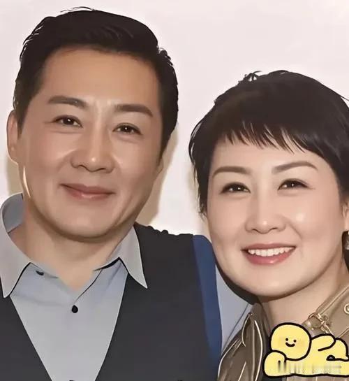 图中男女大家认出来是谁了吗？原来是张凯丽夫妻。

难道这就是俗话所说的夫妻相吗？