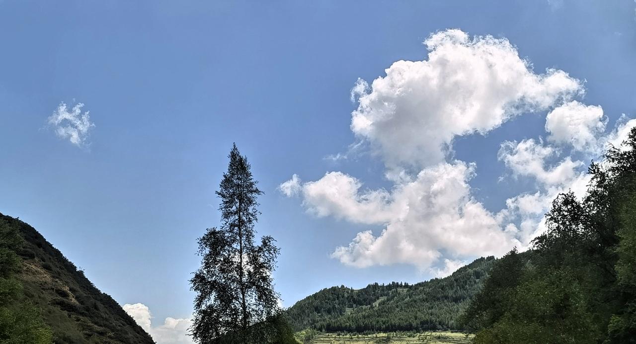 青山遮不住，云雾绕林间，如此乡村美景怎不让人留恋！