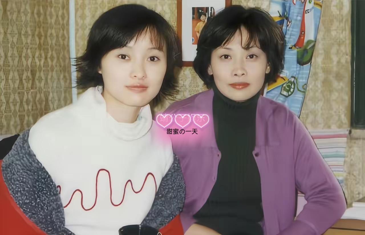 母女同框：基因的奇妙传承
演员吴越近日分享了一张珍贵的老照片，画面中她与母亲并肩