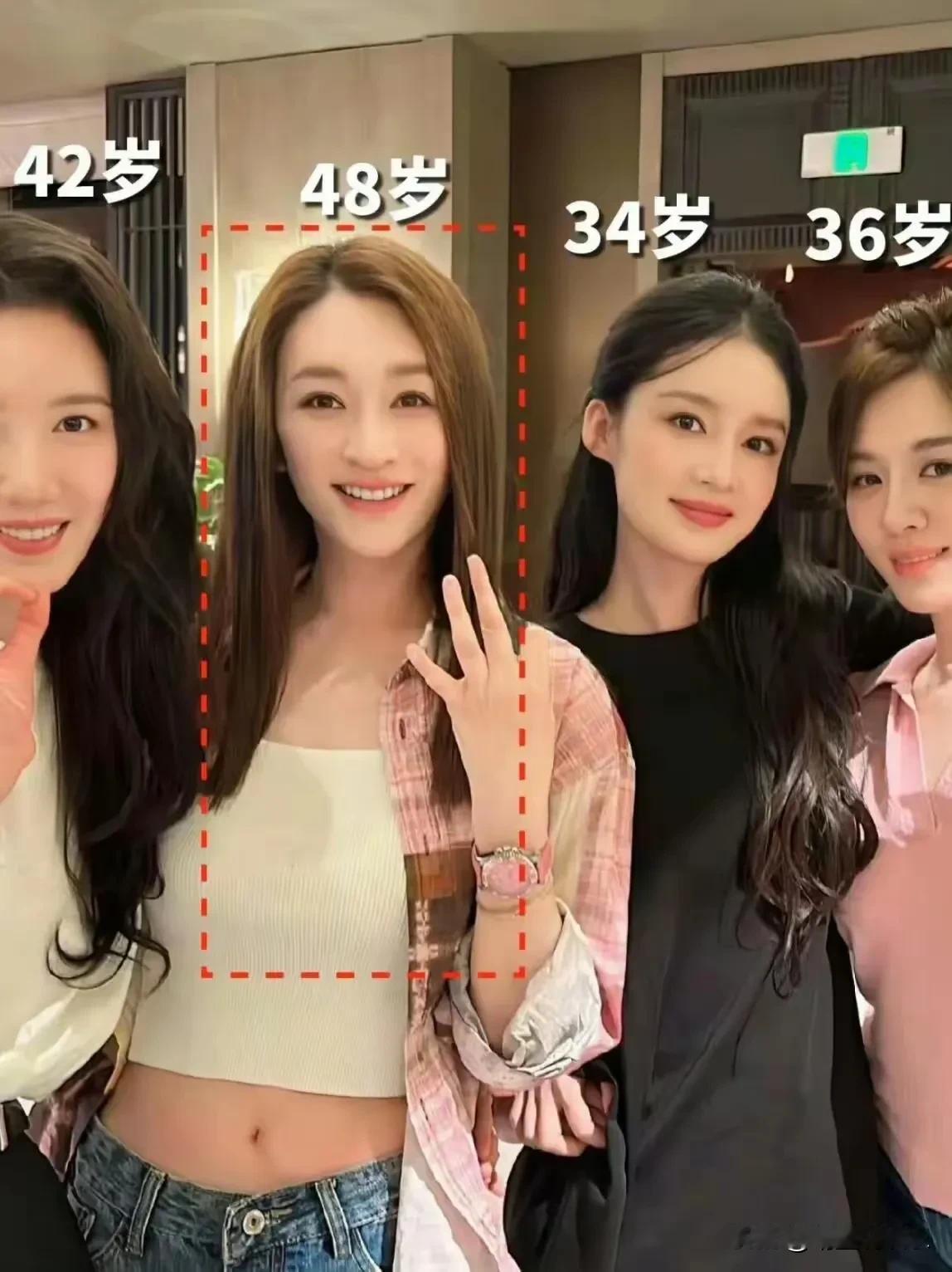 如果不是提前知道年龄，
你敢相信李小冉比李沁大整整14岁吗？
在我看来李小冉反而