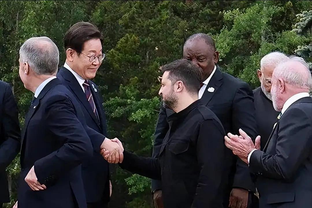 乌克兰跟韩国只是泛泛之交，泽连斯基就以为能要来军事援助，所以说他有时候还真就是太