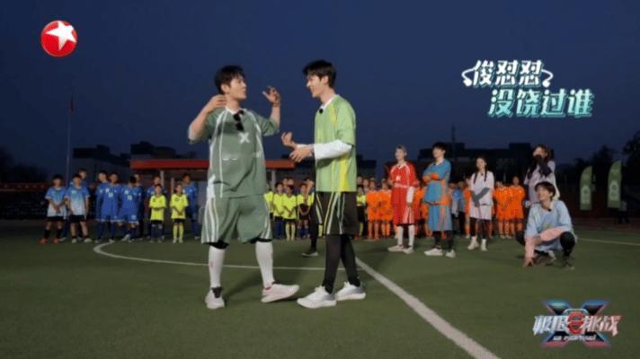 #黄晓明膝盖是软的嘴是硬的##黄晓明一个人撑起了一队的气氛# 今晚在《极限挑战》