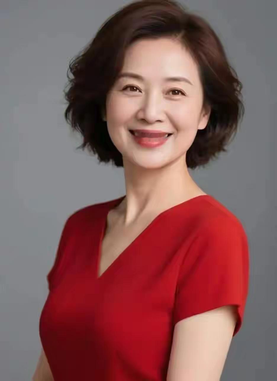 上联；心头有爱，三九天不冷，
下联；胸有朝阳，腊月暖如火。