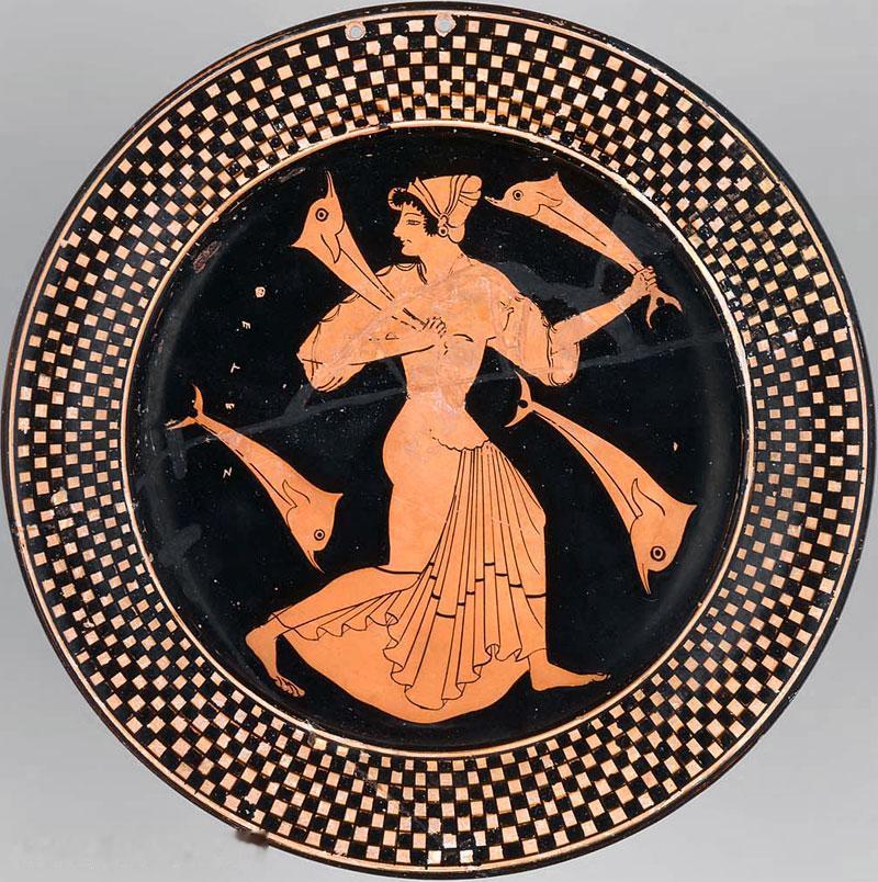 这个构图太完美了。海神忒提斯（Thetis）手中捧着两只小海豚，另外两只则在她的
