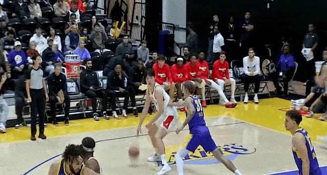 “劈扣那一下，我听见板凳席的美国人集体爆了句‘Holy——’。”

第三节还剩7