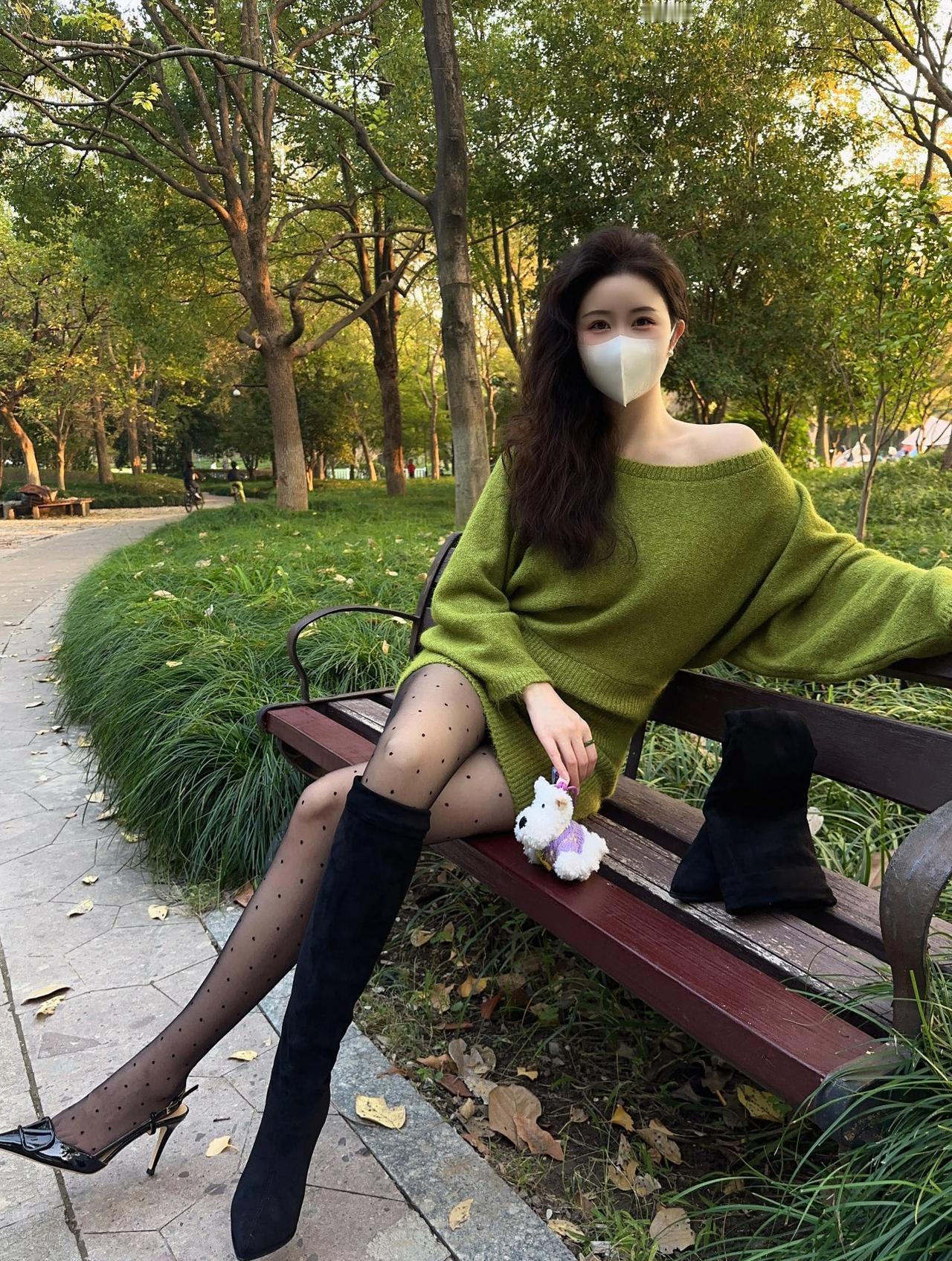 是配高跟鞋，还是配靴子呢？高筒靴子搭配 高跟靴穿搭 什么搭配显气质