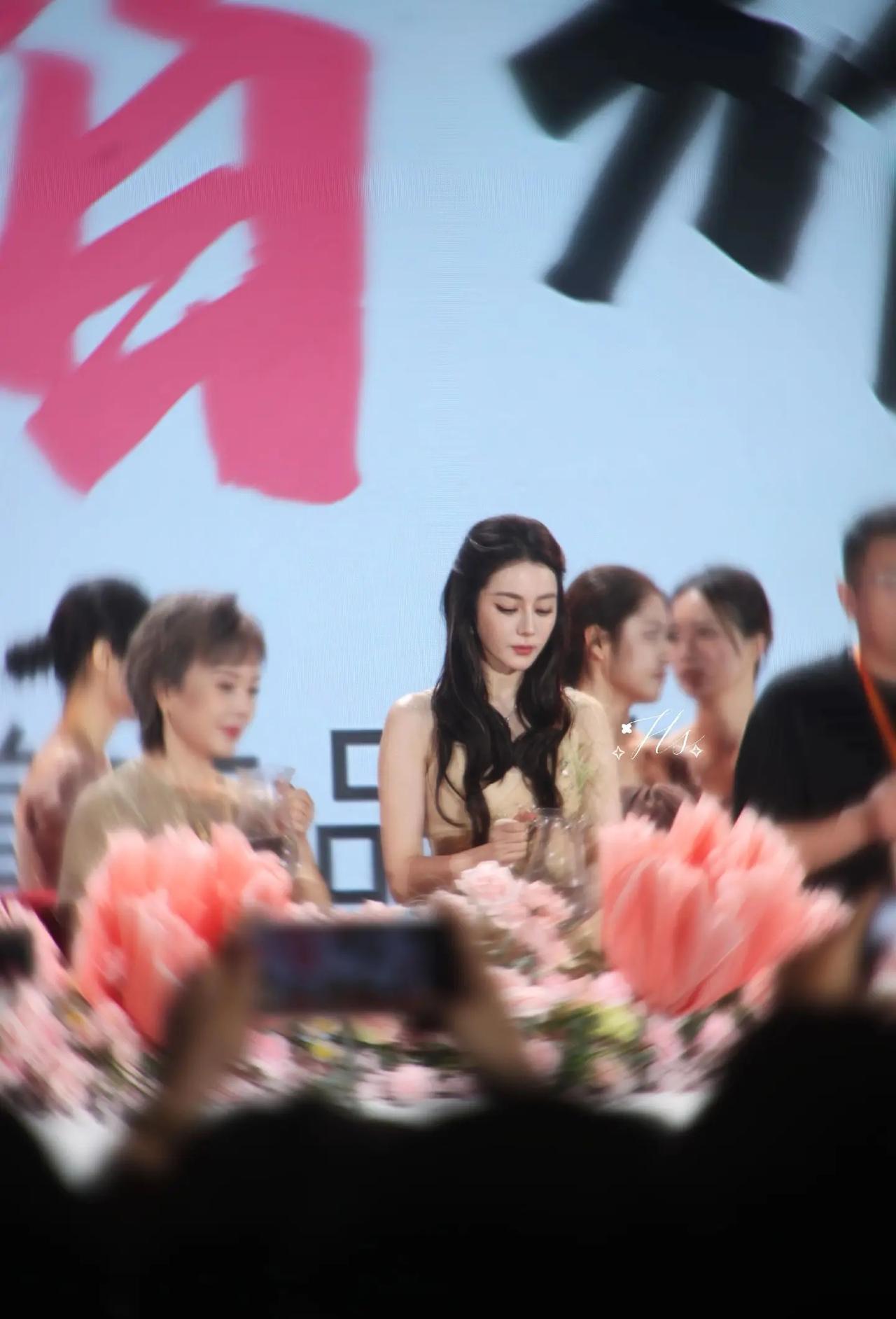 “未来很长，我们只会变得更强”女明星活动现场 迪丽热巴 阿道夫 迪丽热巴阿道夫