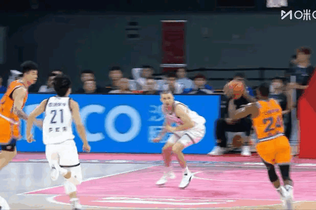 弗格助攻张镇麟，飞起暴扣，这不是在辽宁，这是在上海男篮！张镇麟回到联赛再次展现出