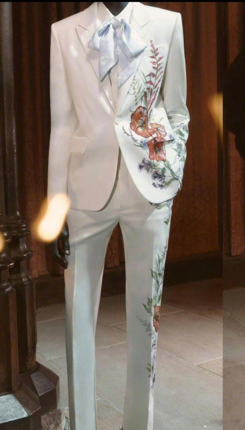 肖战麦昆刺绣西装肖战北京春晚刺绣西装造型 肖战这套造型太帅了吧也！！！肖战