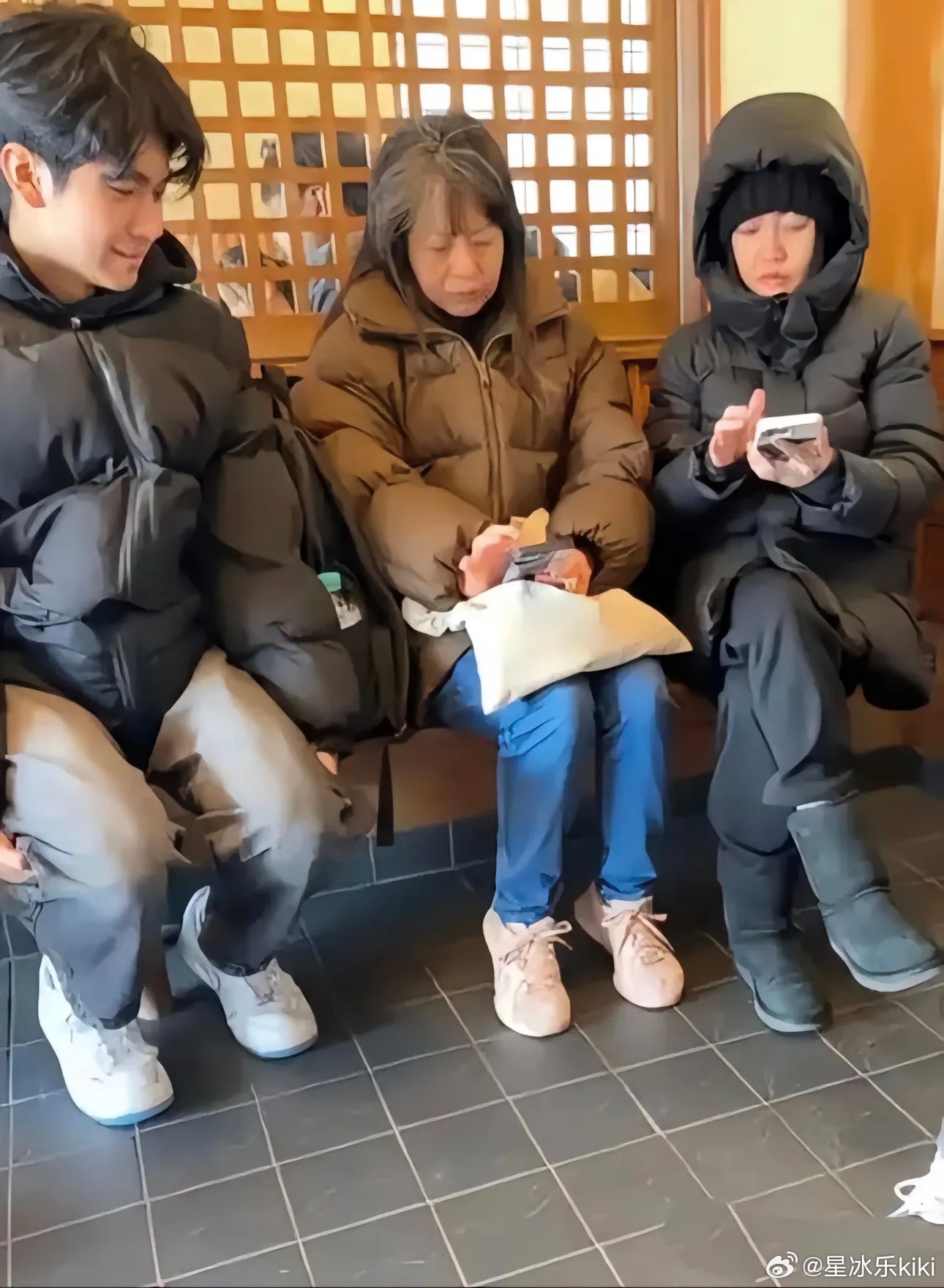 有网友晒出1月期间偶遇小S一家在日本度假画面，有小S和大姐自己其儿子和徐妈妈在温