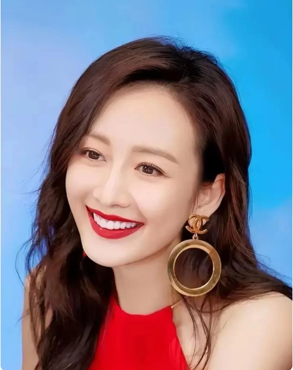 她才华横溢，笑容迷人，颜值豪爽，美丽动人，就像一道靓丽的风景线，让人如沐春风。#
