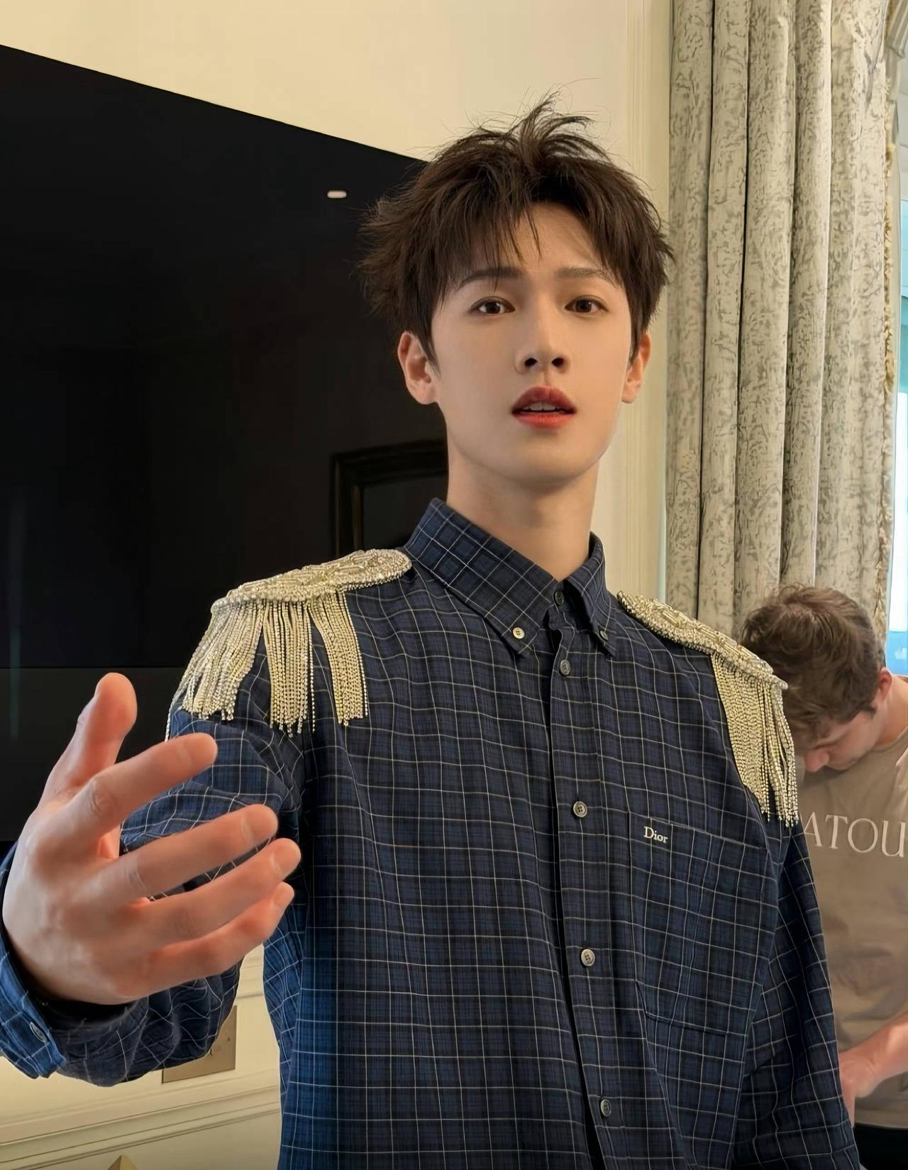 𝐃𝐈𝐎𝐑 
李昀锐｜王楚然 
新一批的品牌青睐✨ 

秀前宣title一